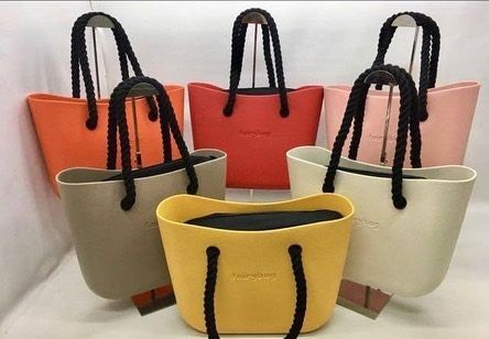 Handsakke in die winkel